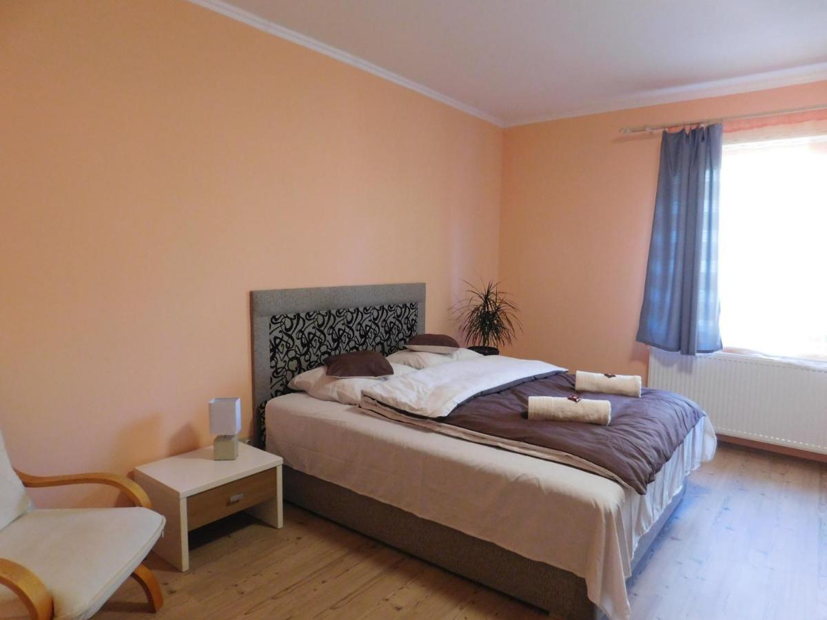 Lovas Vendeghaz Apartment Obanya ภายนอก รูปภาพ