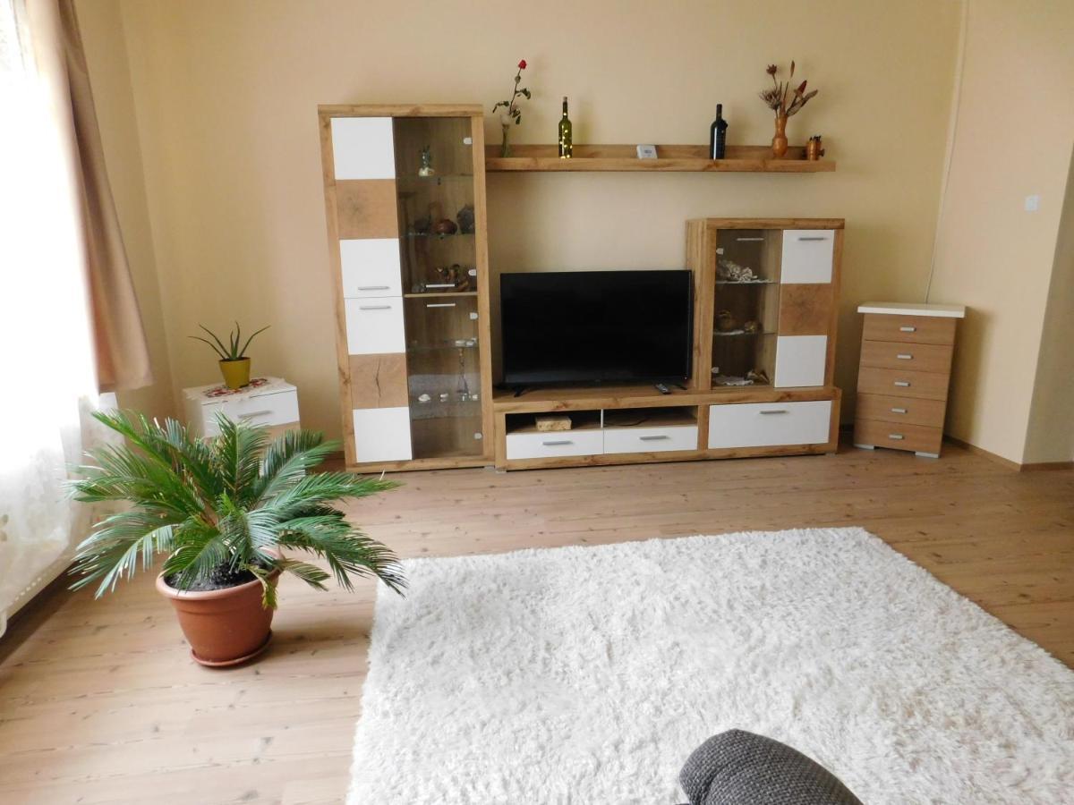 Lovas Vendeghaz Apartment Obanya ภายนอก รูปภาพ