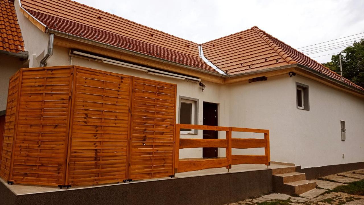 Lovas Vendeghaz Apartment Obanya ภายนอก รูปภาพ