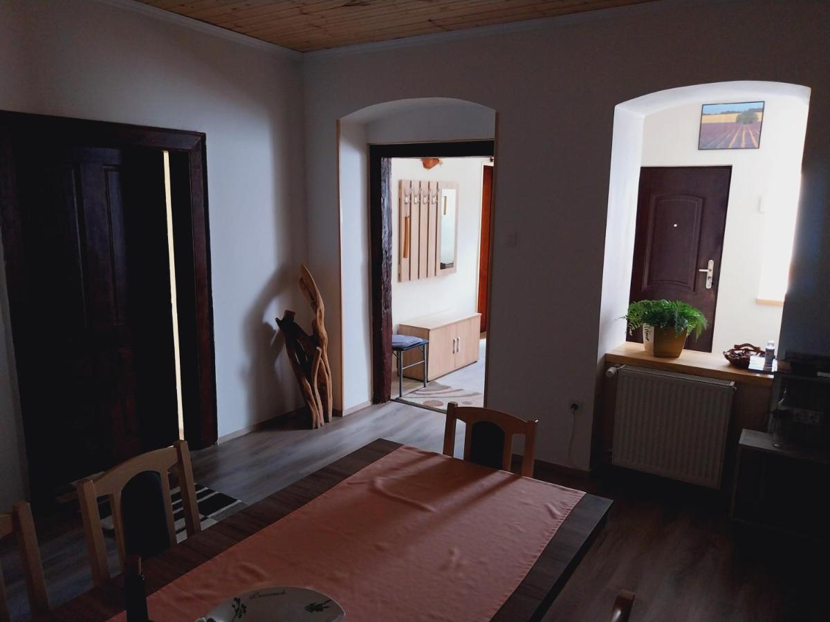 Lovas Vendeghaz Apartment Obanya ภายนอก รูปภาพ
