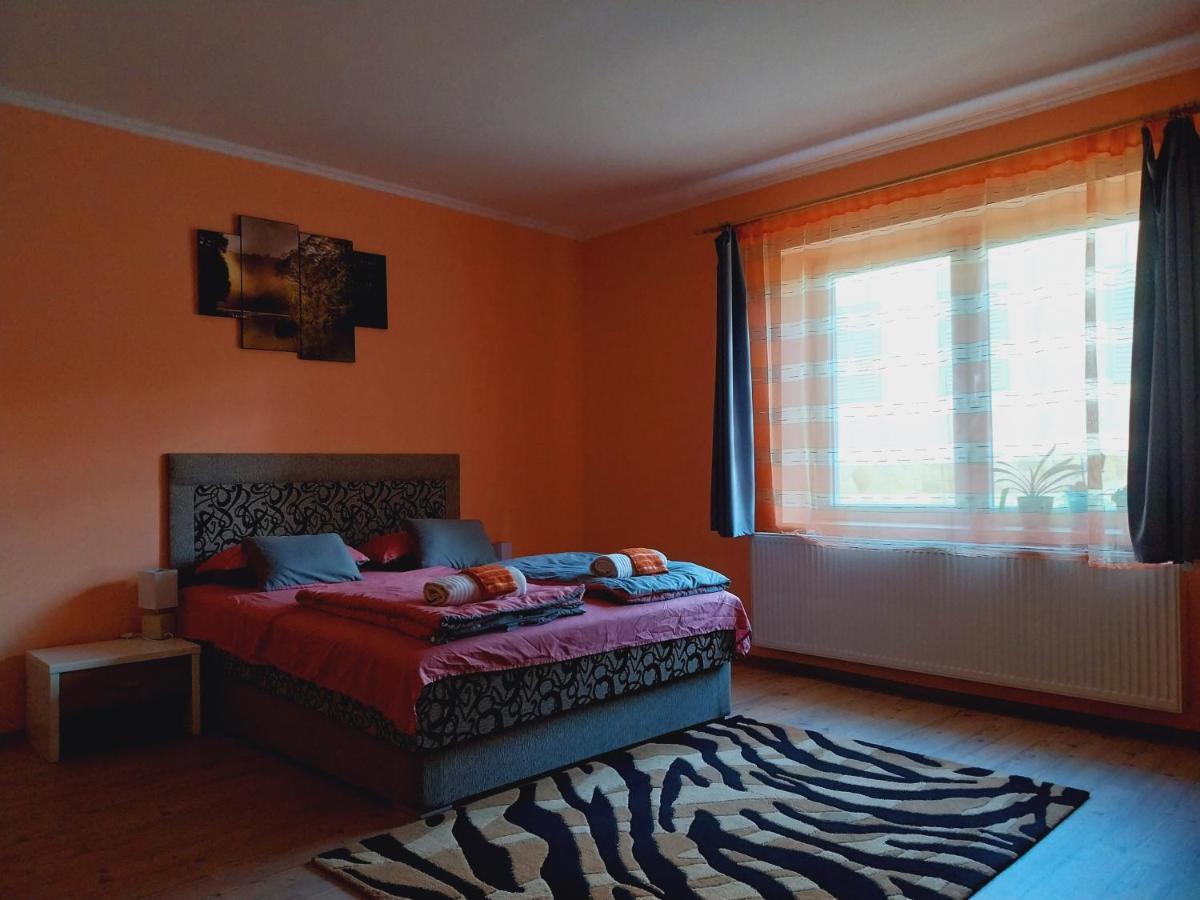 Lovas Vendeghaz Apartment Obanya ภายนอก รูปภาพ