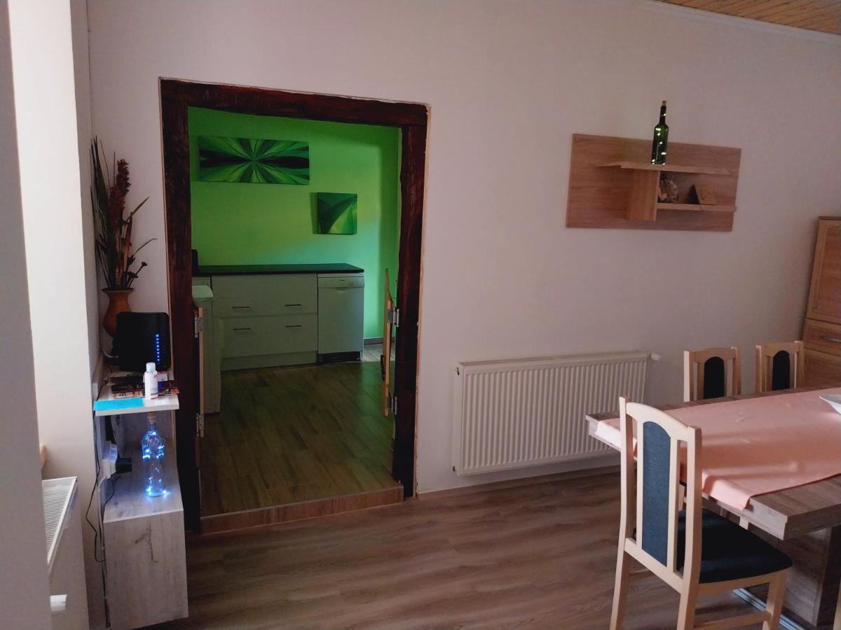 Lovas Vendeghaz Apartment Obanya ภายนอก รูปภาพ